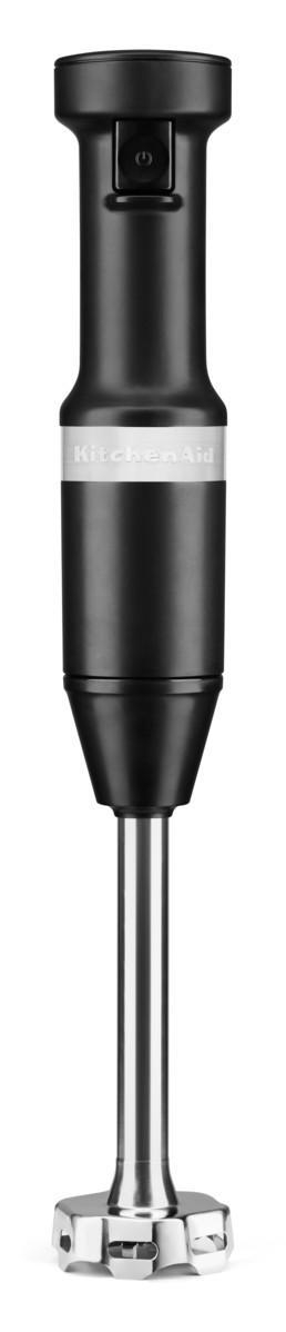 Schwarzer KitchenAid Stabmixer, der vertikal auf weißem Hintergrund steht.