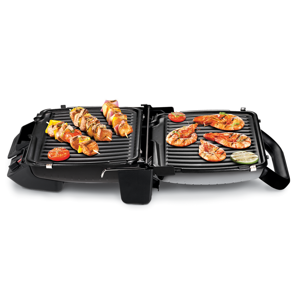 Egy grill nyársakkal és garnélákkal. Paradicsom és lime is a grillen. Az étel készen áll az evésre.