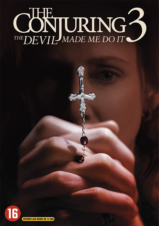 Couverture du film The Conjuring 3. Le visage d'une femme est derrière une croix et un chapelet. Fond sombre.