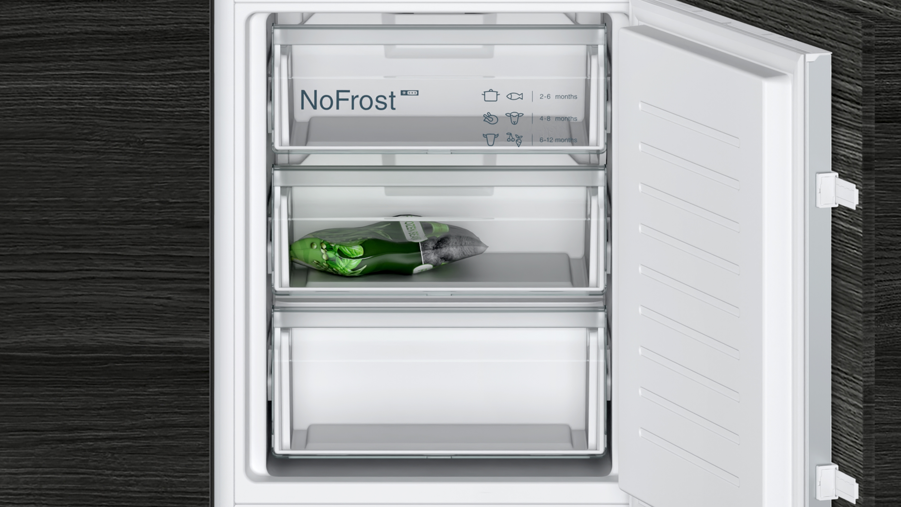 Ein Kühlschrank mit drei Regalen, eines offen.