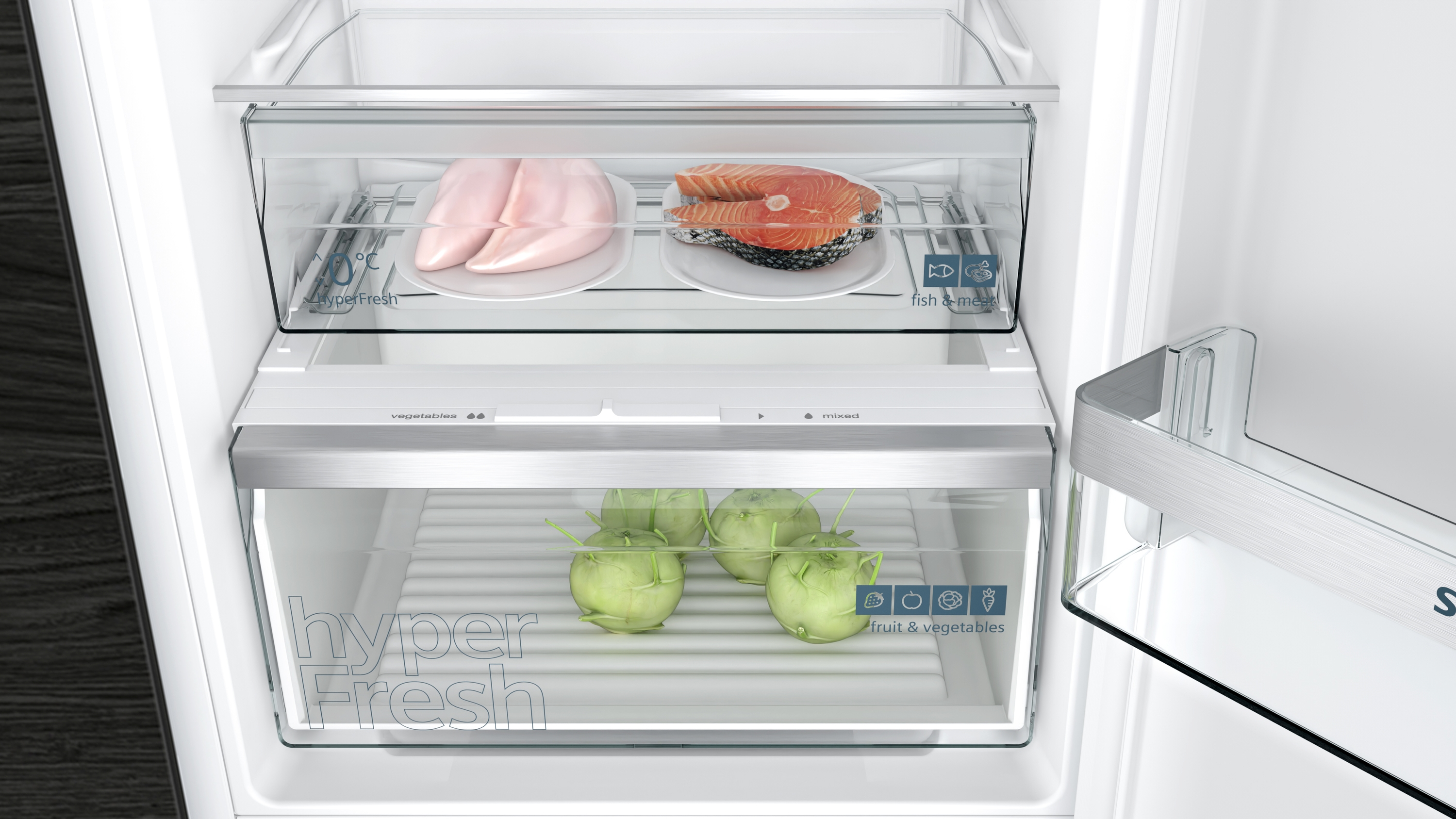 Kühlschrank mit frischem Fleisch und Fisch in der oberen Schublade, Gemüse in der unteren.