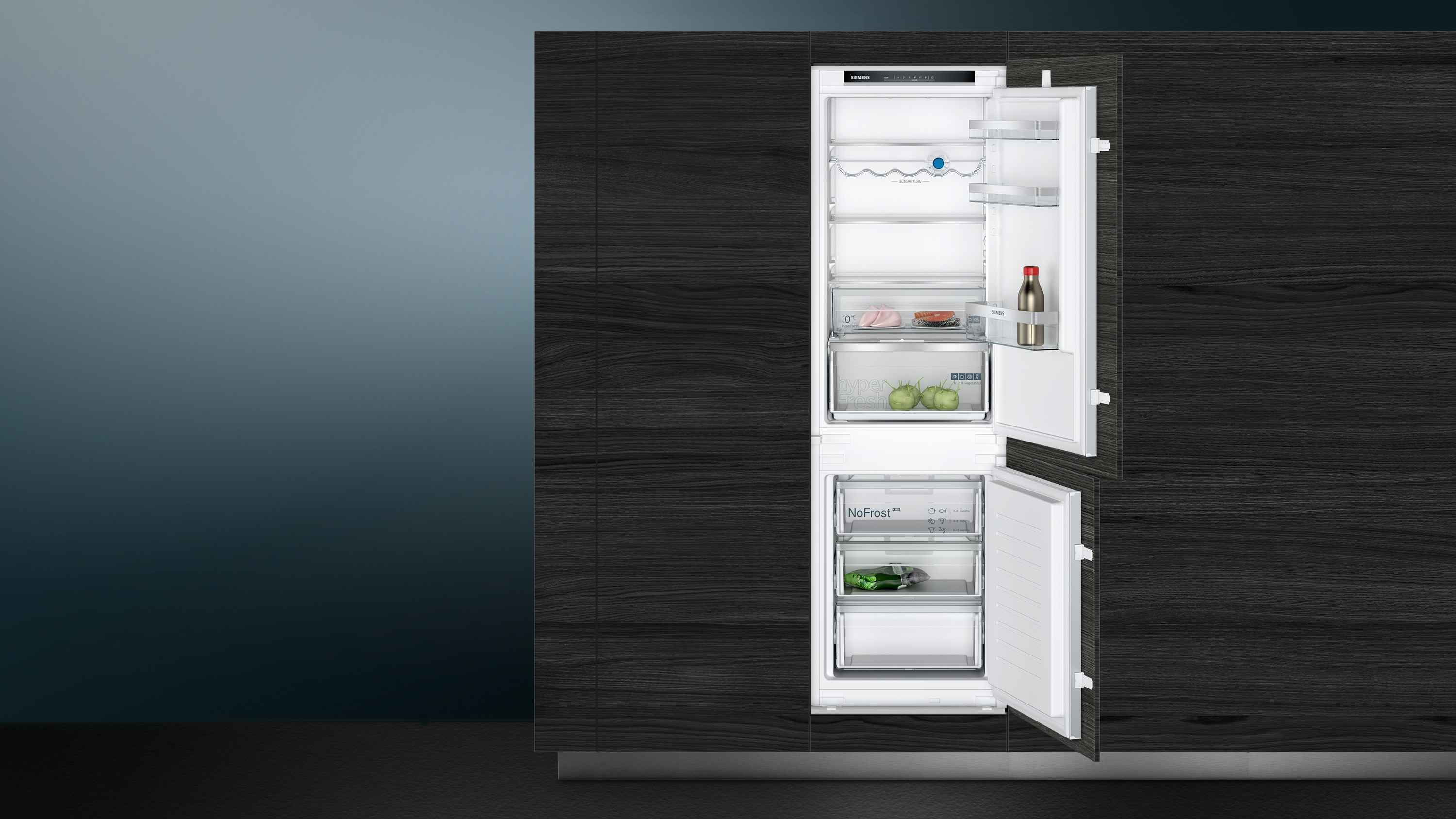Ein Kühlschrank mit geöffneten Türen. Innere Regale und Schubladen sind sichtbar.
