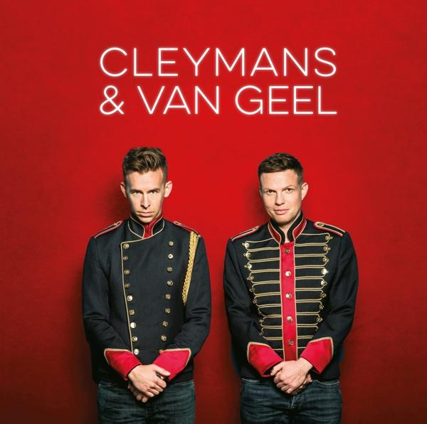 Twee mannen in jassen op een rode achtergrond. Tekst 'CLEYMANS & VAN GEEL'.