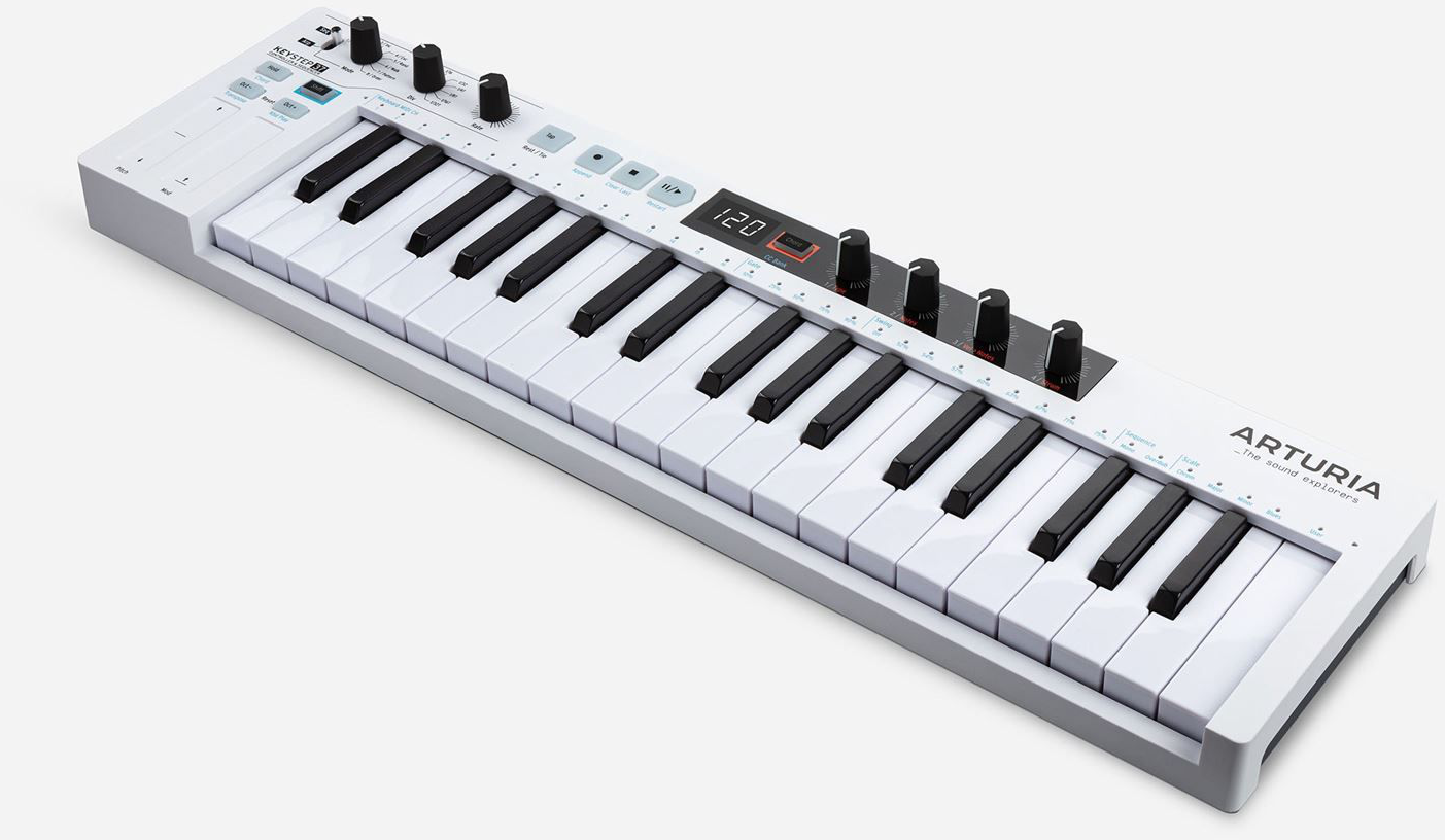 Ein weißes Arturia KeyStep 37 MIDI-Keyboard mit 37 Tasten, Knöpfen und einem Display.