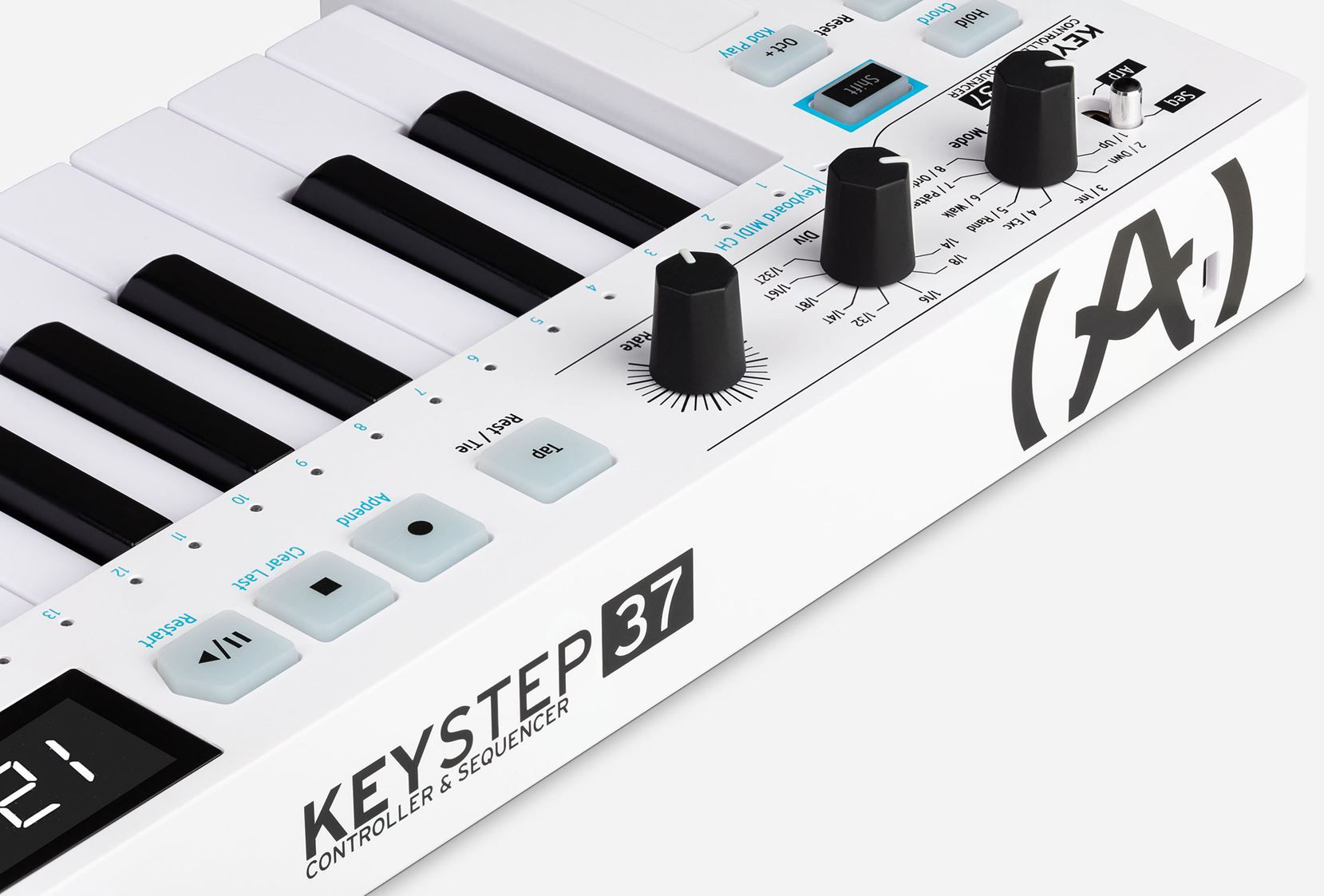 Weiße MIDI-Tastatur mit schwarzen Tasten, Knöpfen und Beschriftungen.