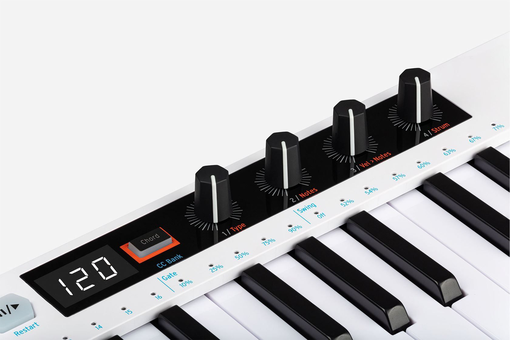 Nahaufnahme eines weißen Keyboards mit schwarzen und weißen Tasten, Knöpfen und einem digitalen Display.