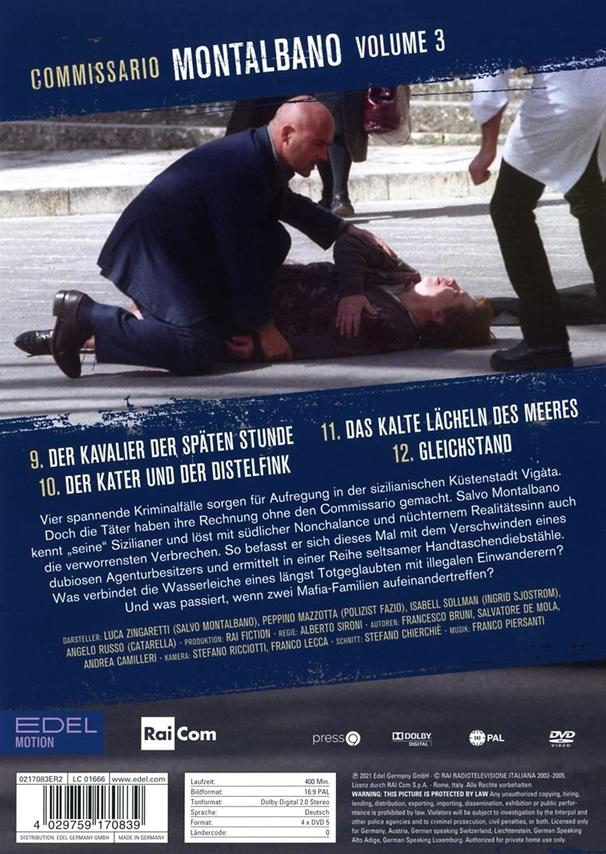Zwei Männer in einer Straßenszene. Einer liegt am Boden, der andere schaut hinunter.