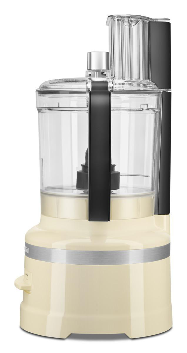 Eine cremefarbene KitchenAid-Küchenmaschine mit schwarzem Griff.
