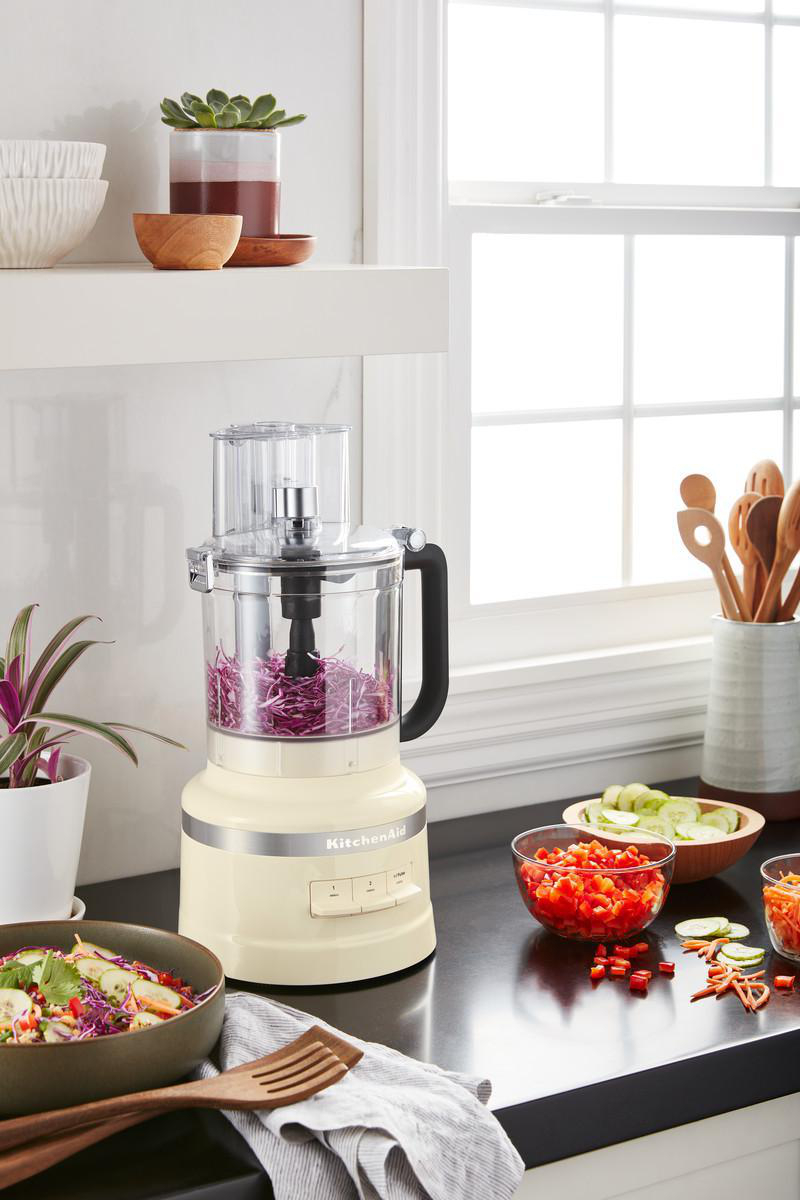 KitchenAid-Küchenmaschine mit Zutaten, Salat und Gemüse.