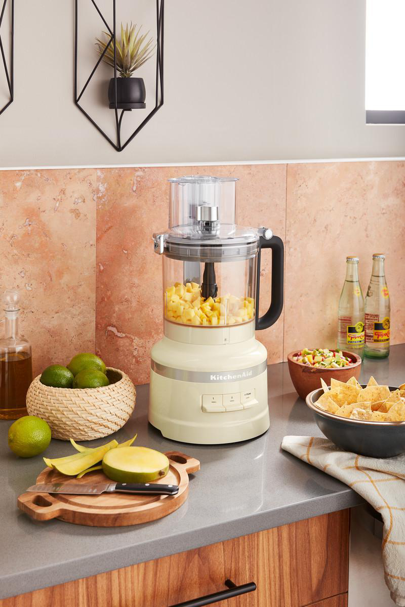 Kitchenaid-Küchenmaschine auf einer Arbeitsplatte mit Zutaten und einer Schüssel Chips.