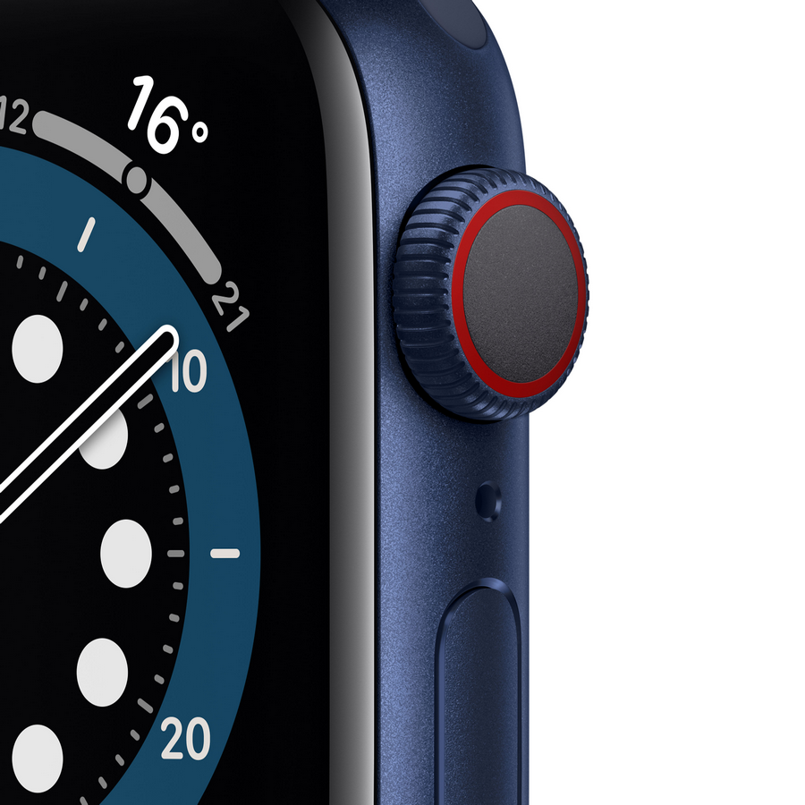 Primer plano de un Apple Watch azul oscuro con la corona digital y una pantalla negra mostrando la hora.