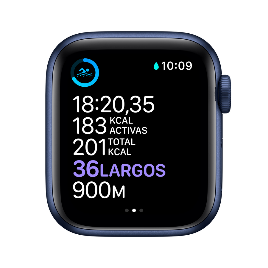 Reloj inteligente azul muestra tiempo, calorías y distancia.