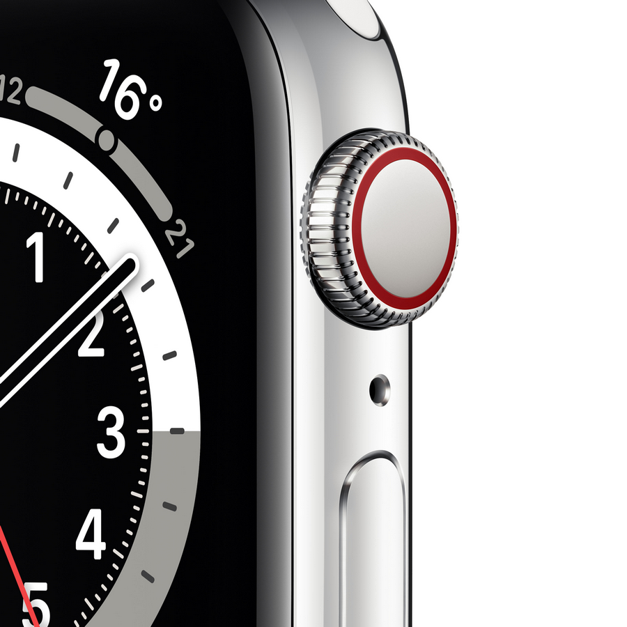 Primer plano de un reloj inteligente plateado con esfera roja. La hora es visible.