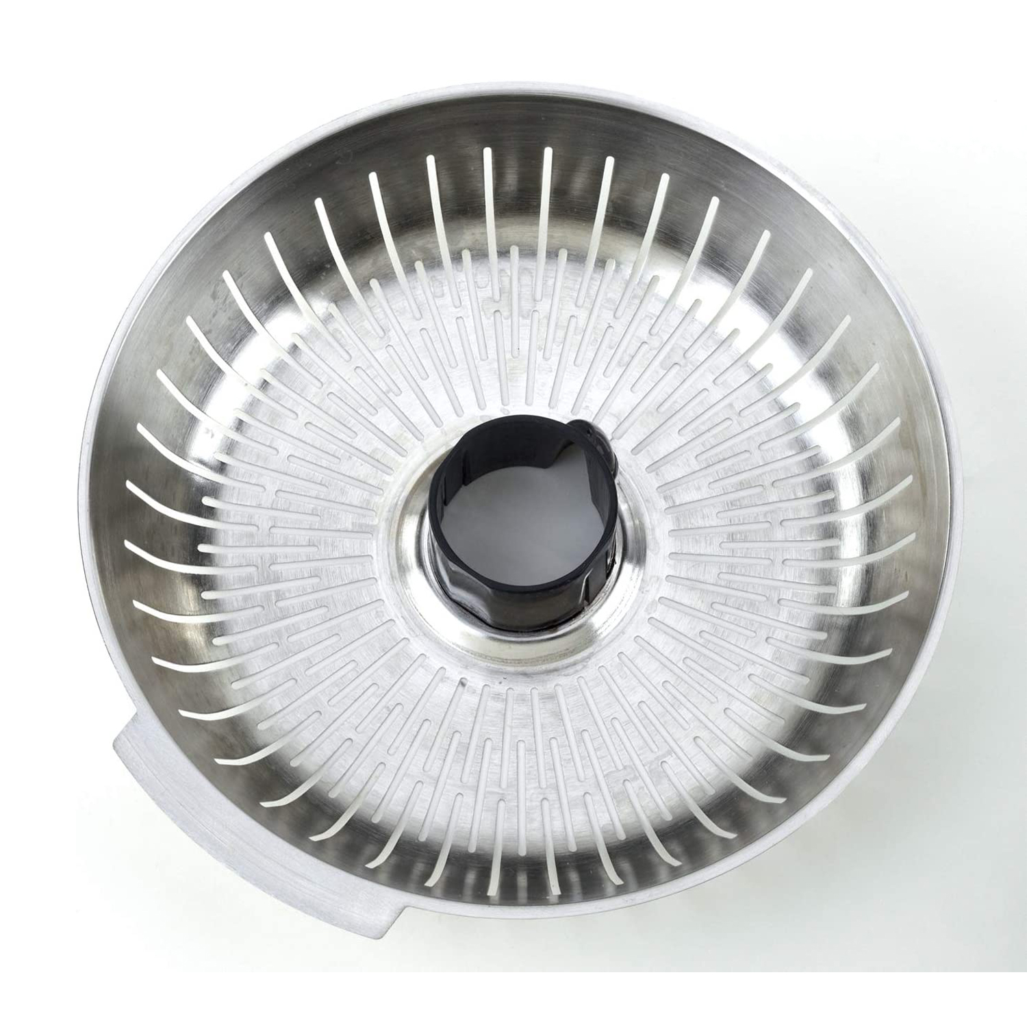 Un elettrodomestico da cucina circolare, argentato, con fessure e un anello interno nero, su superficie bianca.