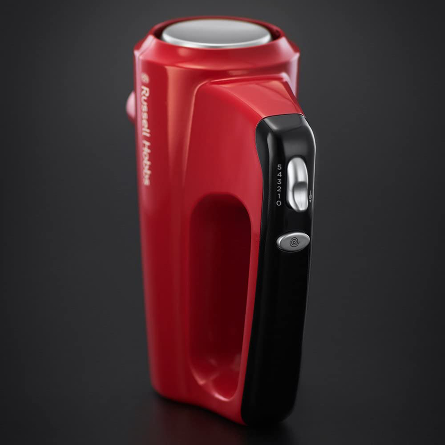 Un frullatore a mano rosso Russell Hobbs con pannello di controllo nero e impostazioni di velocità.