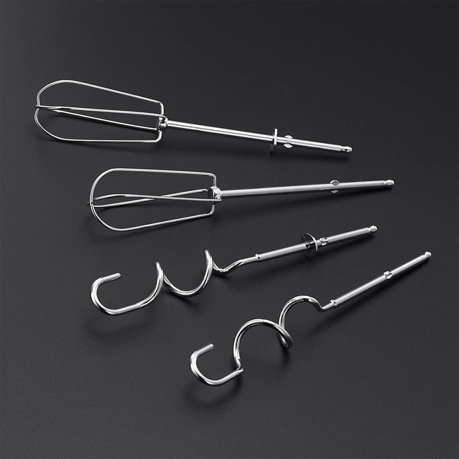 Accessori per mixer in acciaio inossidabile su sfondo nero.