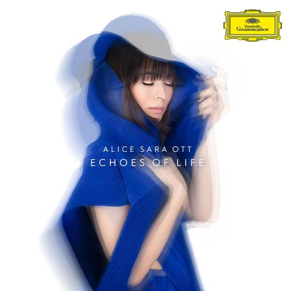 Alice Sara Ott album borítója. Kék kapucnis ruhát visel.