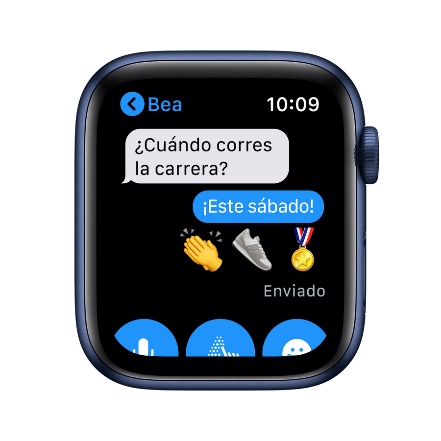 Un Apple Watch azul muestra un chat: "¿Cuándo corres la carrera?" "¡Este sábado!"
