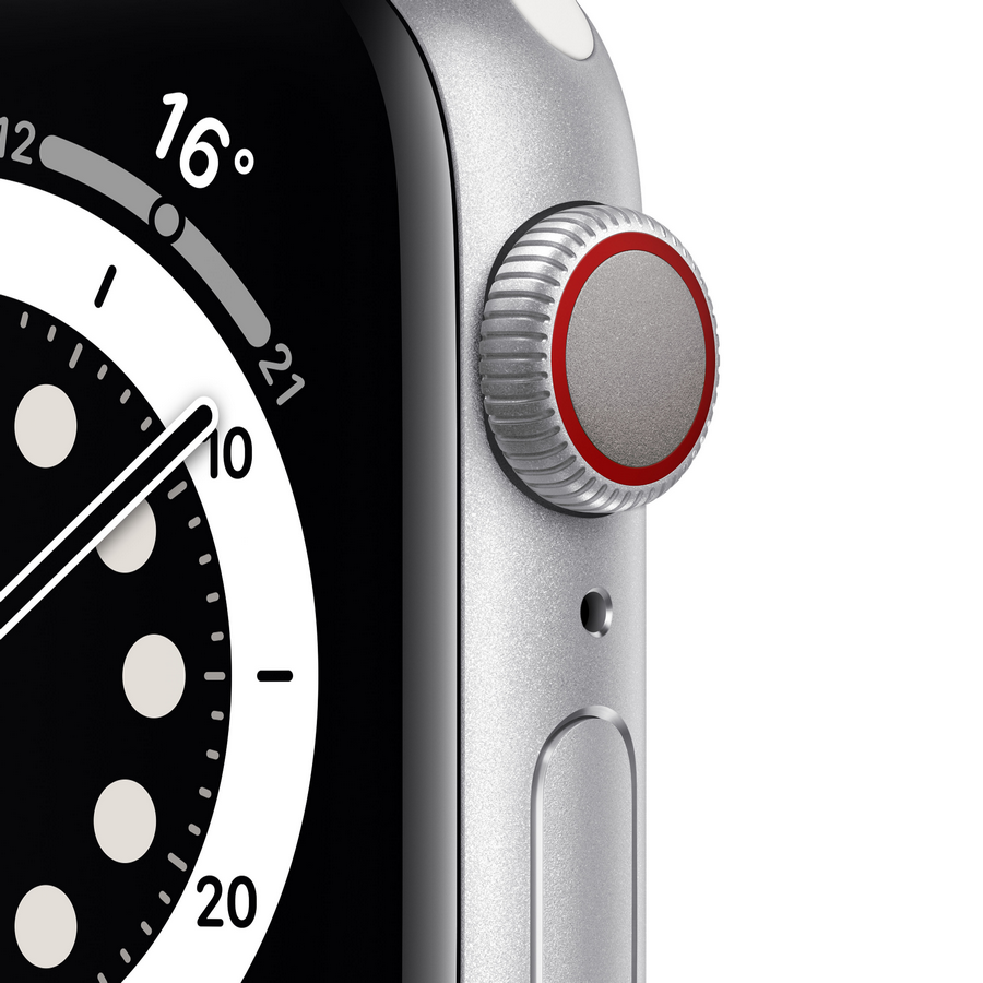 Apple Watch con caja plateada y pantalla negra mostrando la hora.