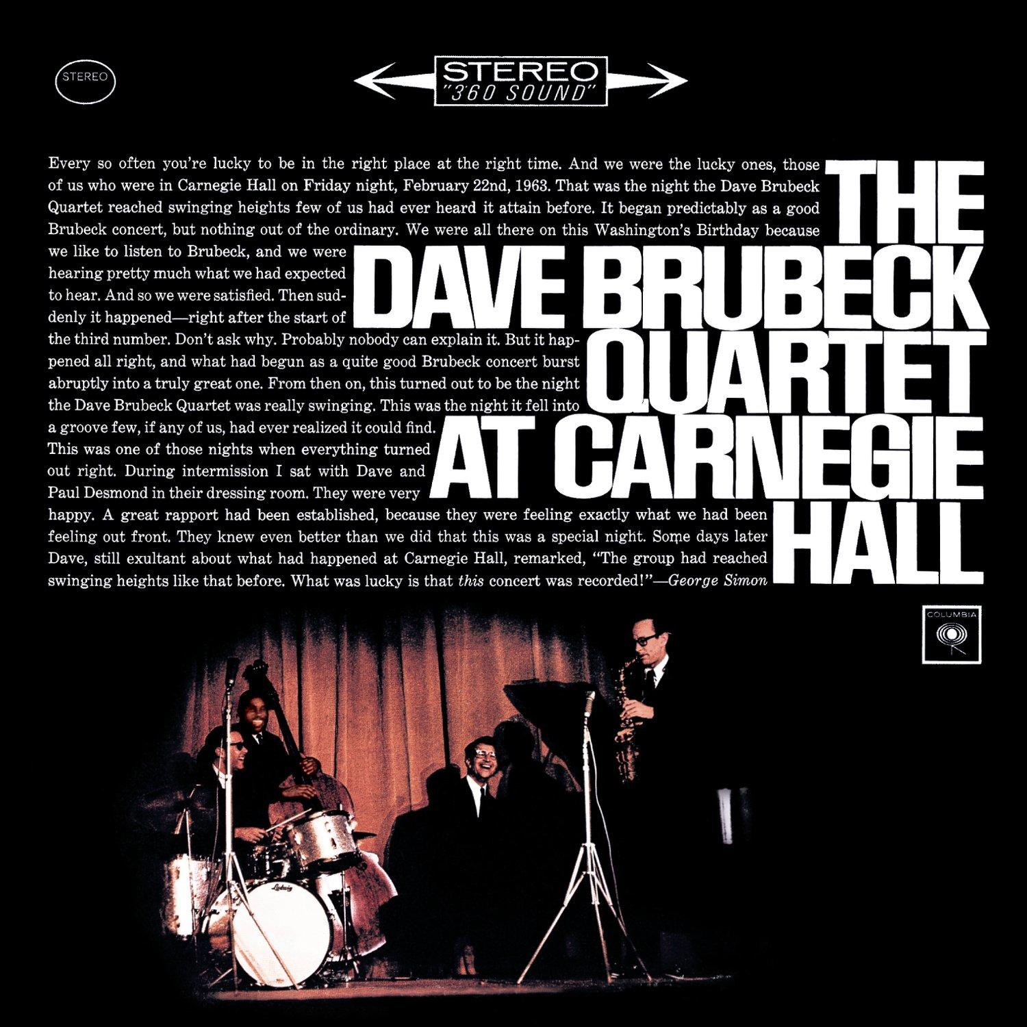 A Dave Brubeck Quartet at Carnegie Hall album borítója, szöveggel és a zenekarral a teremben.