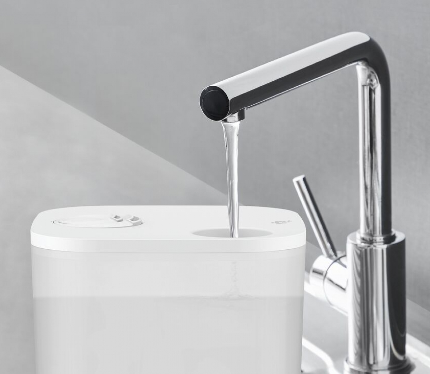 Egy csapból víz folyik egy fehér tartályba világosszürke háttér előtt. Tiszta és modern design.