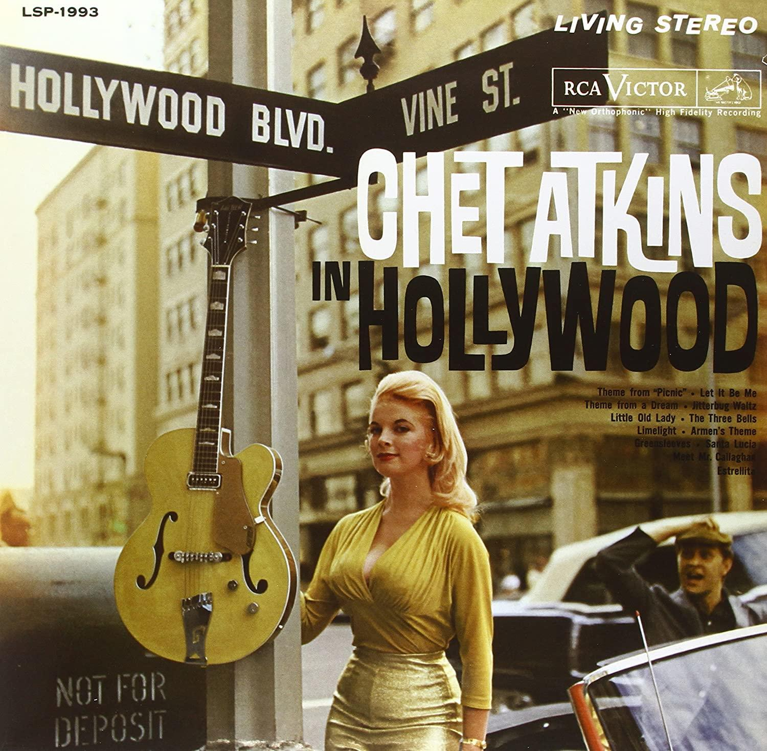 Album borító Chet Atkins-szel Hollywoodban, egy gitárral, egy nővel és egy utcatáblával. Vintage kinézete van.