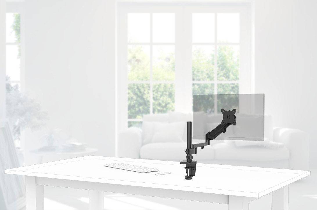 Un bras de moniteur supportant un écran sur une table blanche dans une pièce lumineuse avec une fenêtre.