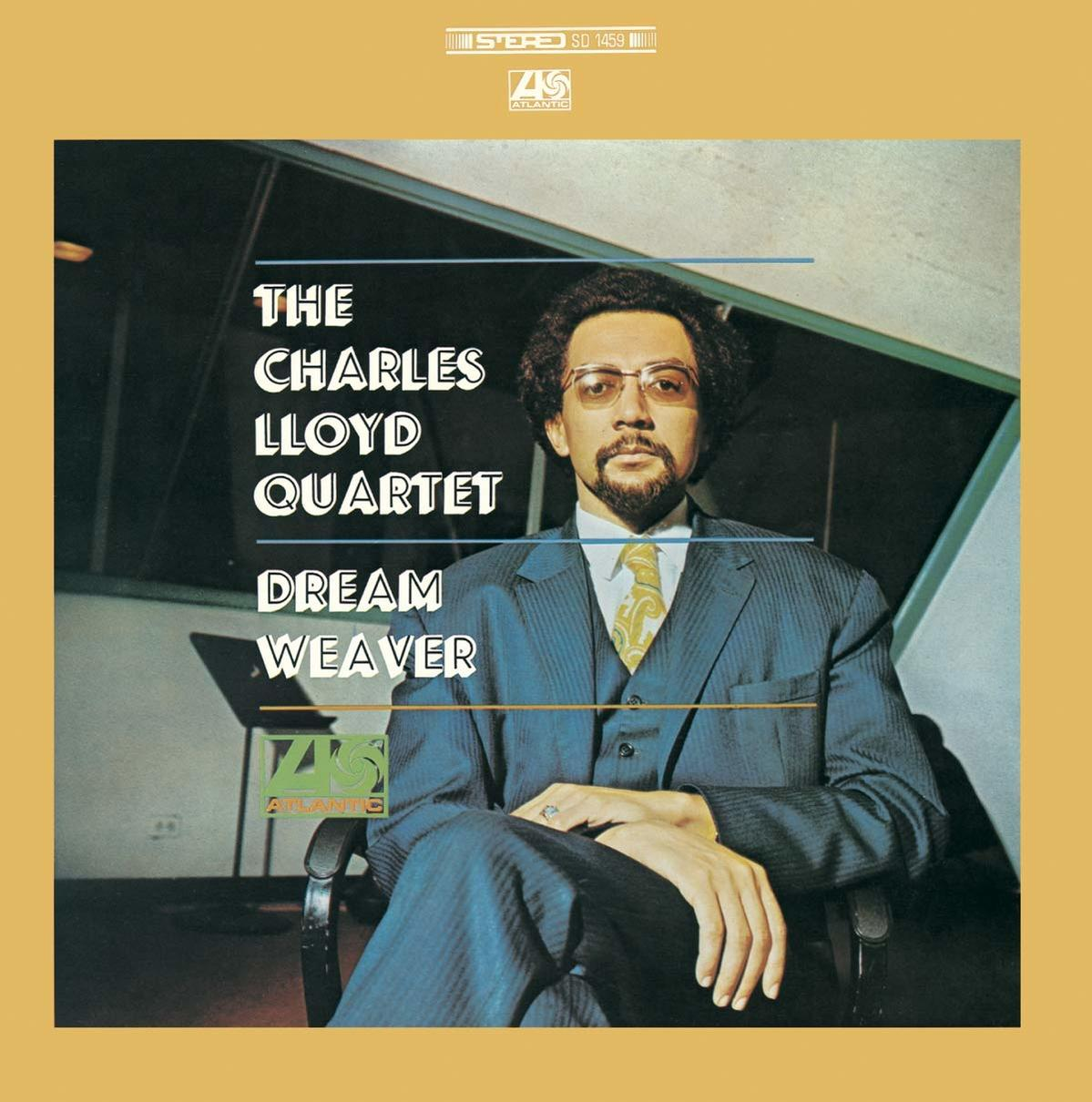 A 'The Charles Lloyd Quartet' album borítója, öltönyös, szemüveges, nyakkendős férfival.