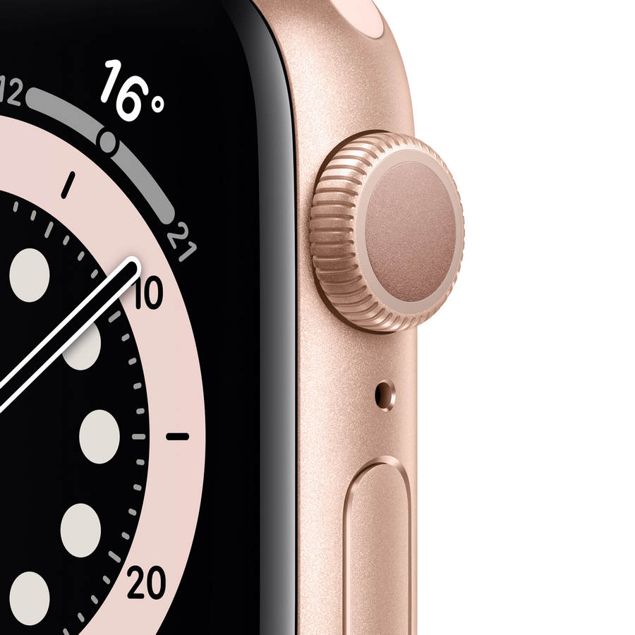 Primer plano de un Apple Watch dorado con una pantalla de tiempo y un botón lateral.