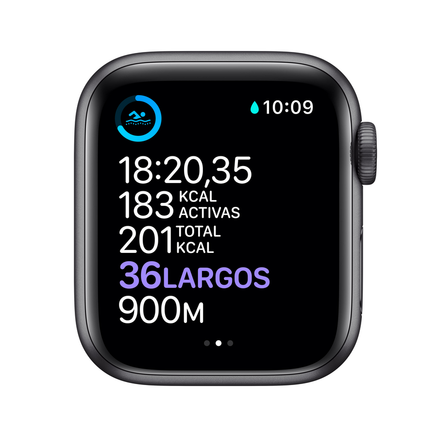 Smartwatch negra mostrando métricas: tiempo, calorías y datos de natación.