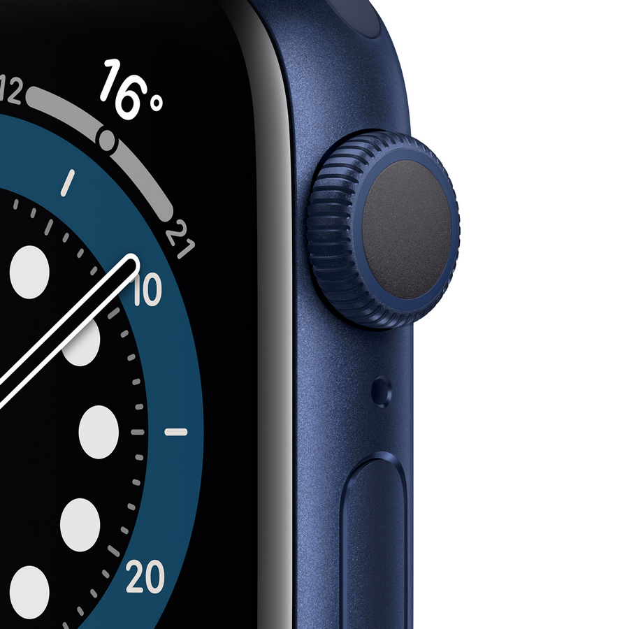 Primer plano de un Apple Watch azul con una pantalla digital que muestra números.