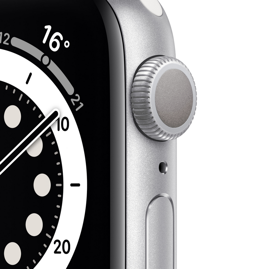Primer plano de un smartwatch con carcasa plateada y esfera con la hora.