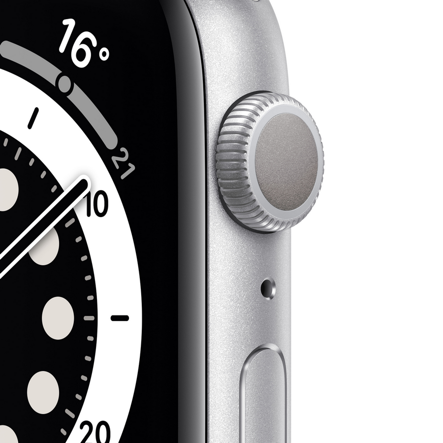 Primer plano de un Apple Watch plateado con la hora mostrada. La corona digital es visible en el lateral.