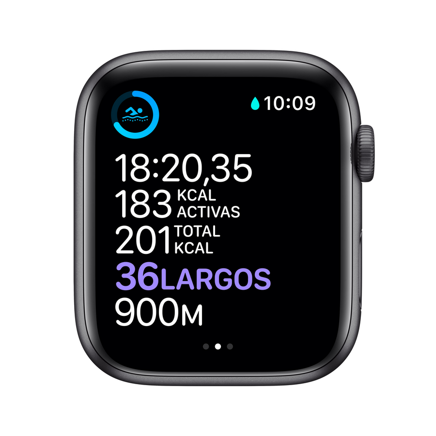 Pantalla negra de Apple Watch mostrando datos de entrenamiento: tiempo, calorías y actividad.