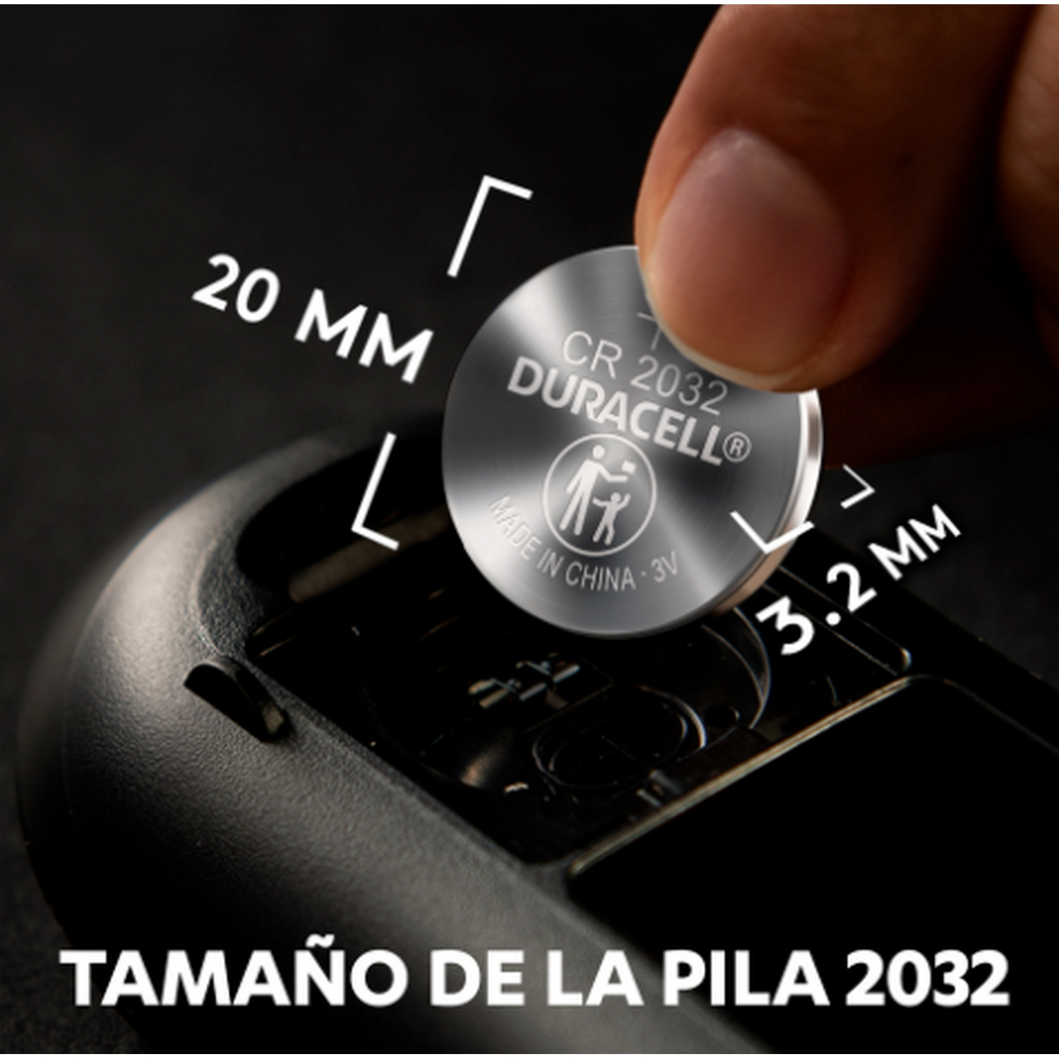 Mano sosteniendo una batería Duracell CR2032. Dimensiones 20 mm x 3,2 mm visibles. Texto: TAMANO DE LA PILA 2032.