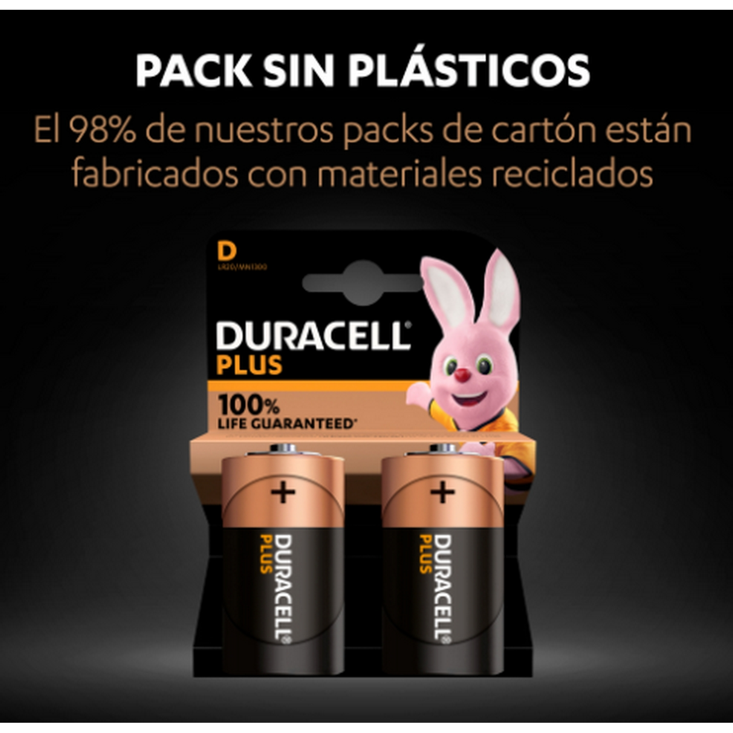 Pilas Duracell Plus en un paquete con un conejo de dibujos animados. Texto: '100% LIFE GUARANTEED'.