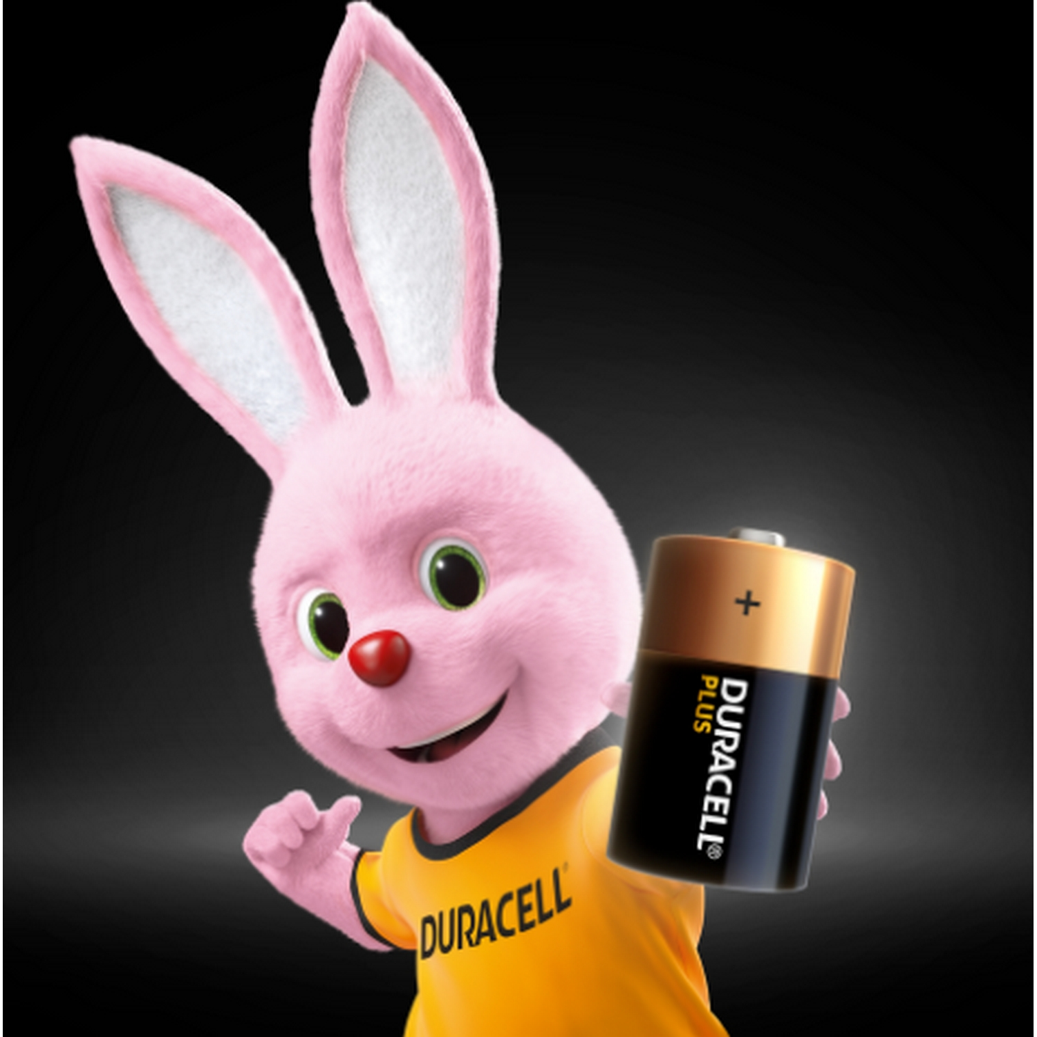 Un conejito rosa Duracell sosteniendo una batería Duracell Plus, sobre fondo negro.