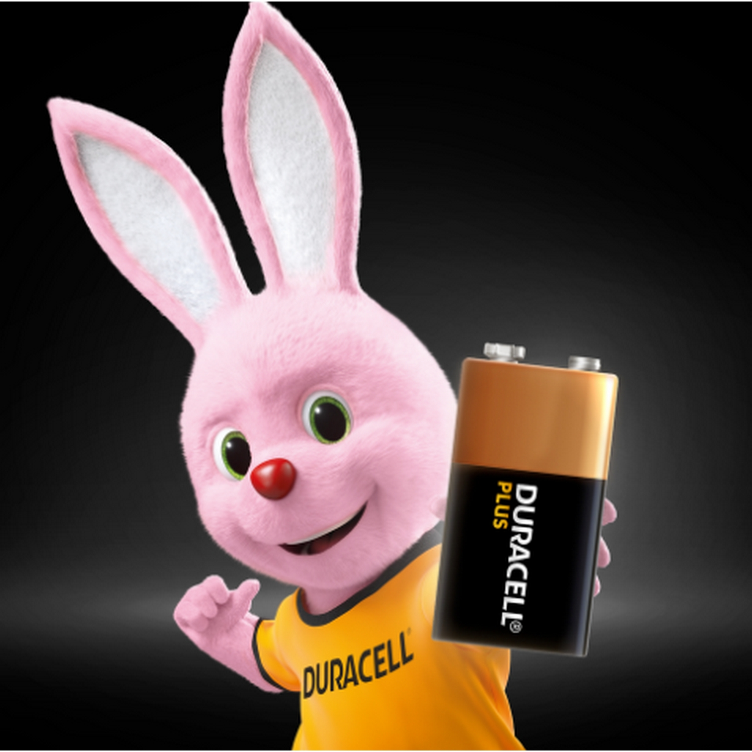 Conejo rosa Duracell con una pila en la mano, camiseta amarilla, fondo negro.