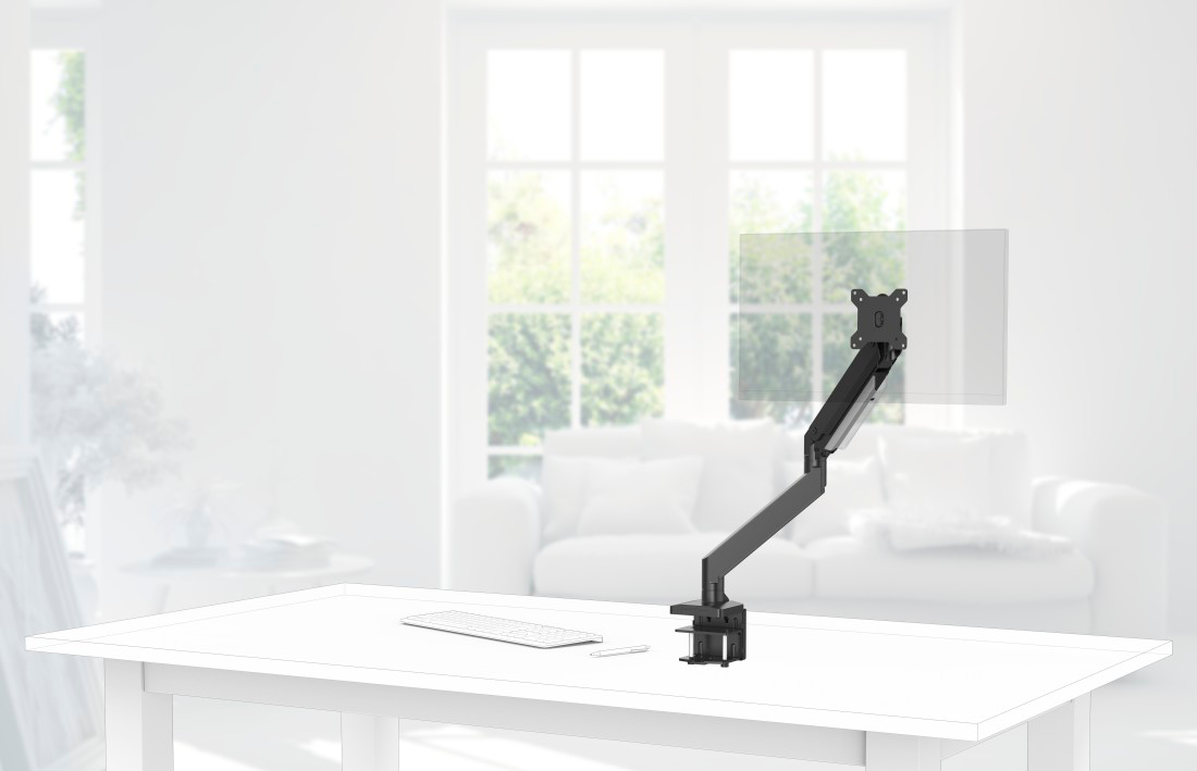 Bras de moniteur sur un bureau blanc. Bureau blanc, clavier et fenêtre en arrière-plan.