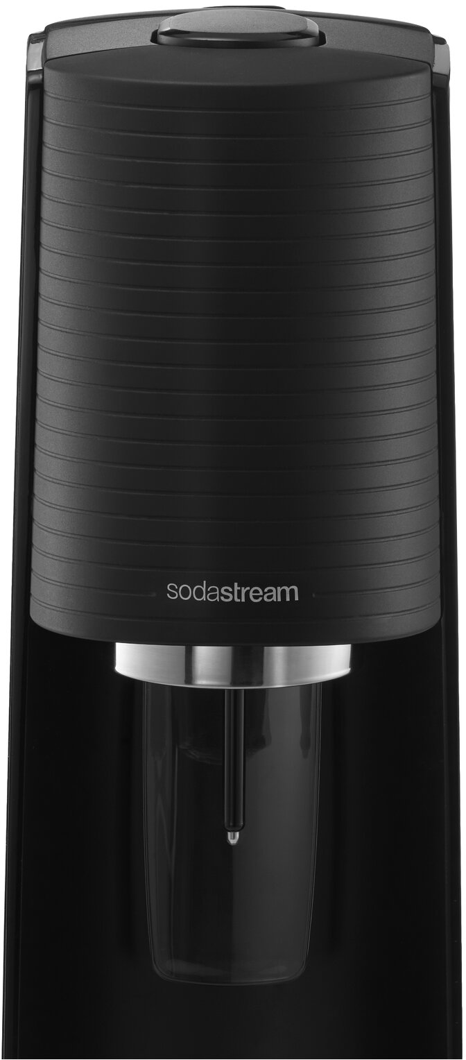 Ein schwarzer SodaStream. Die Maschine ist vertikal, mit einer transparenten Flaschenkammmer.