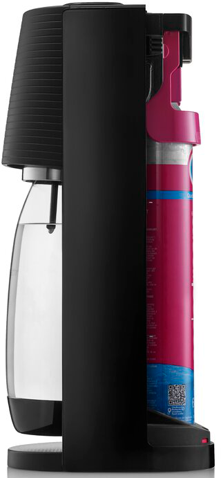Schwarze SodaStream-Maschine mit einer transparenten Wasserflasche. Die Seitenansicht zeigt die Flasche und eine Gaszylinder.