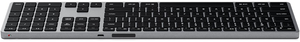 Eine silberne Tastatur mit schwarzen Tasten. Sie hat einen Ziffernblock und einen USB-Anschluss unten.