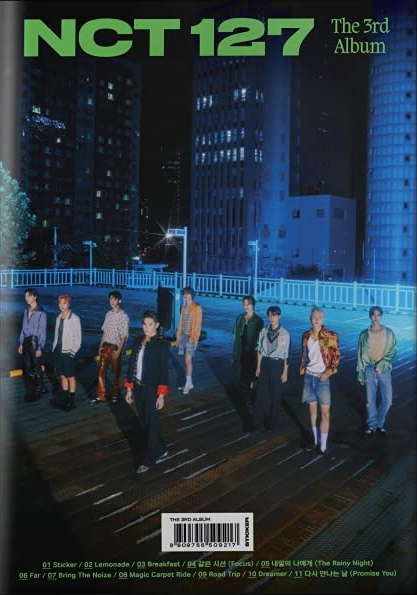 Az NCT 127 albumának borítója. Férfiak csoportja egy épületen éjszaka.