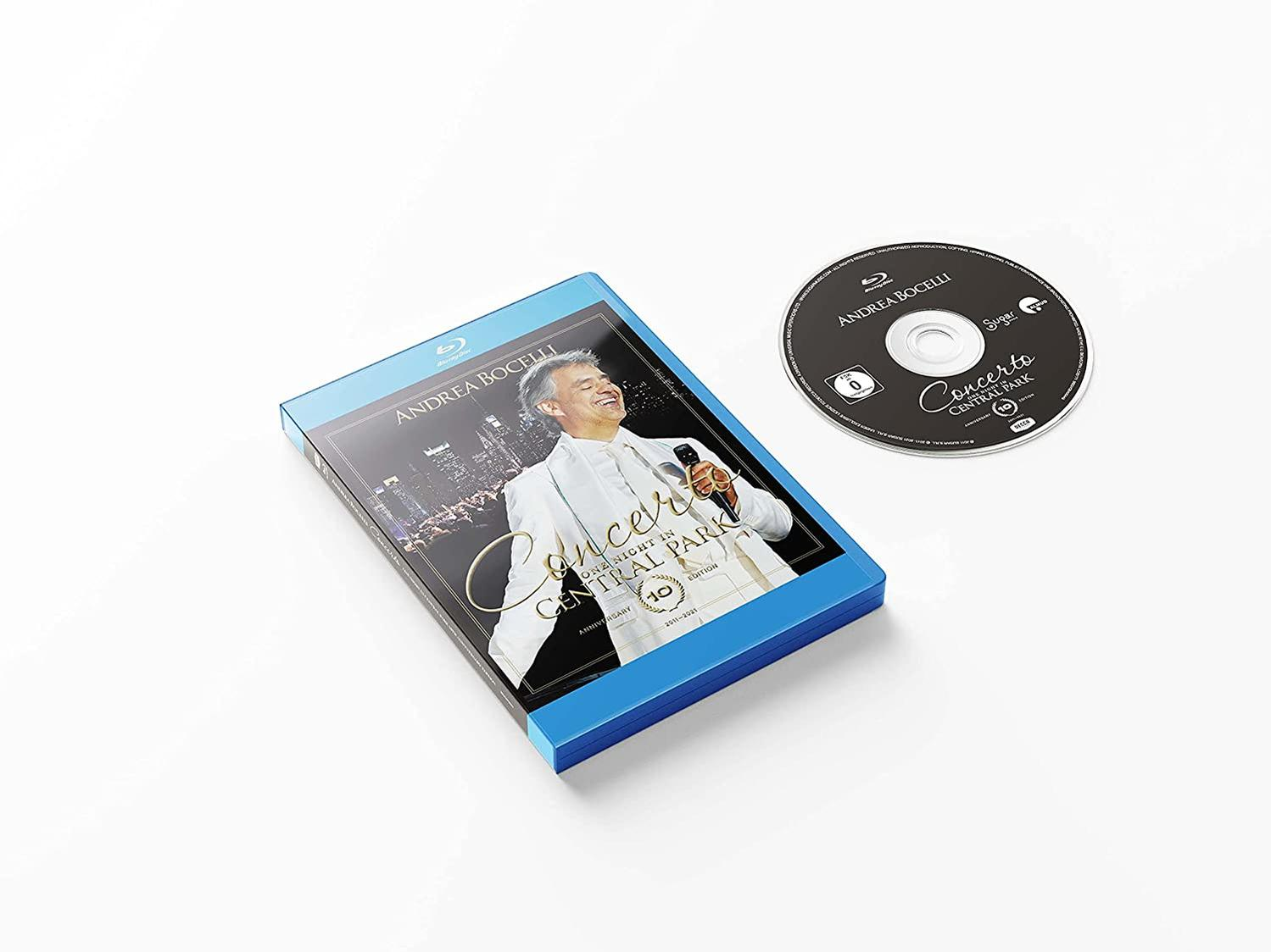 Andrea Bocelli 'Concerto: One Night in Central Park' Blu-ray és CD szettje. Bocelli a borítón, fehér háttérrel.
