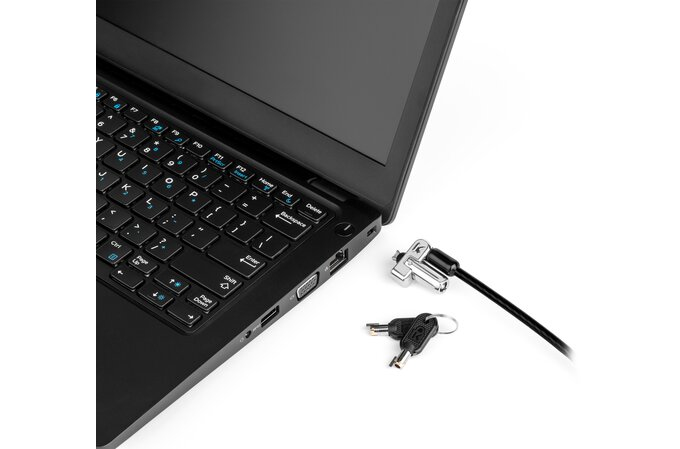 Laptop met een beveiligingskabel en slot bevestigd. Sleutels liggen naast de laptop.