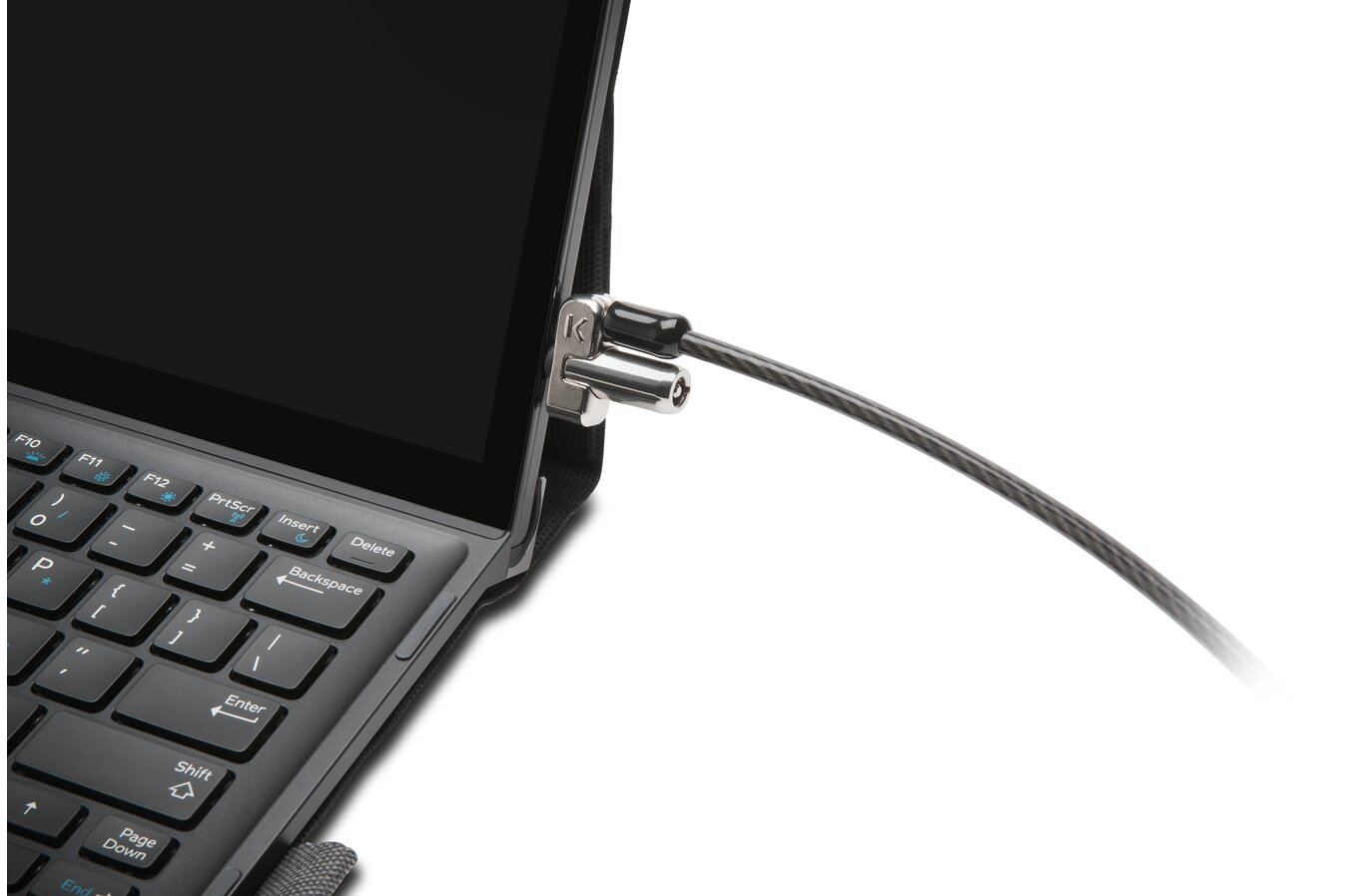 Een laptop met een beveiligingskabel bevestigd aan een Kensington-slot, close-up op witte achtergrond.