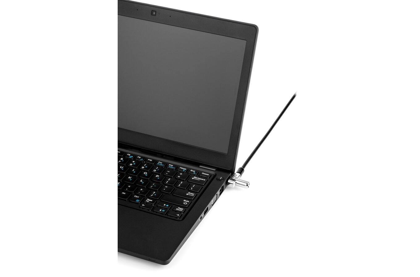 Zwarte laptop met een beveiligingskabel bevestigd. Witte achtergrond.