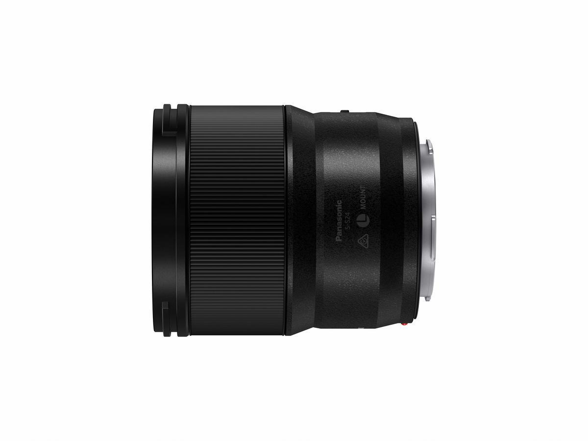 Ein schwarzes Panasonic Kameraobjektiv wird in einer Seitenansicht gezeigt.