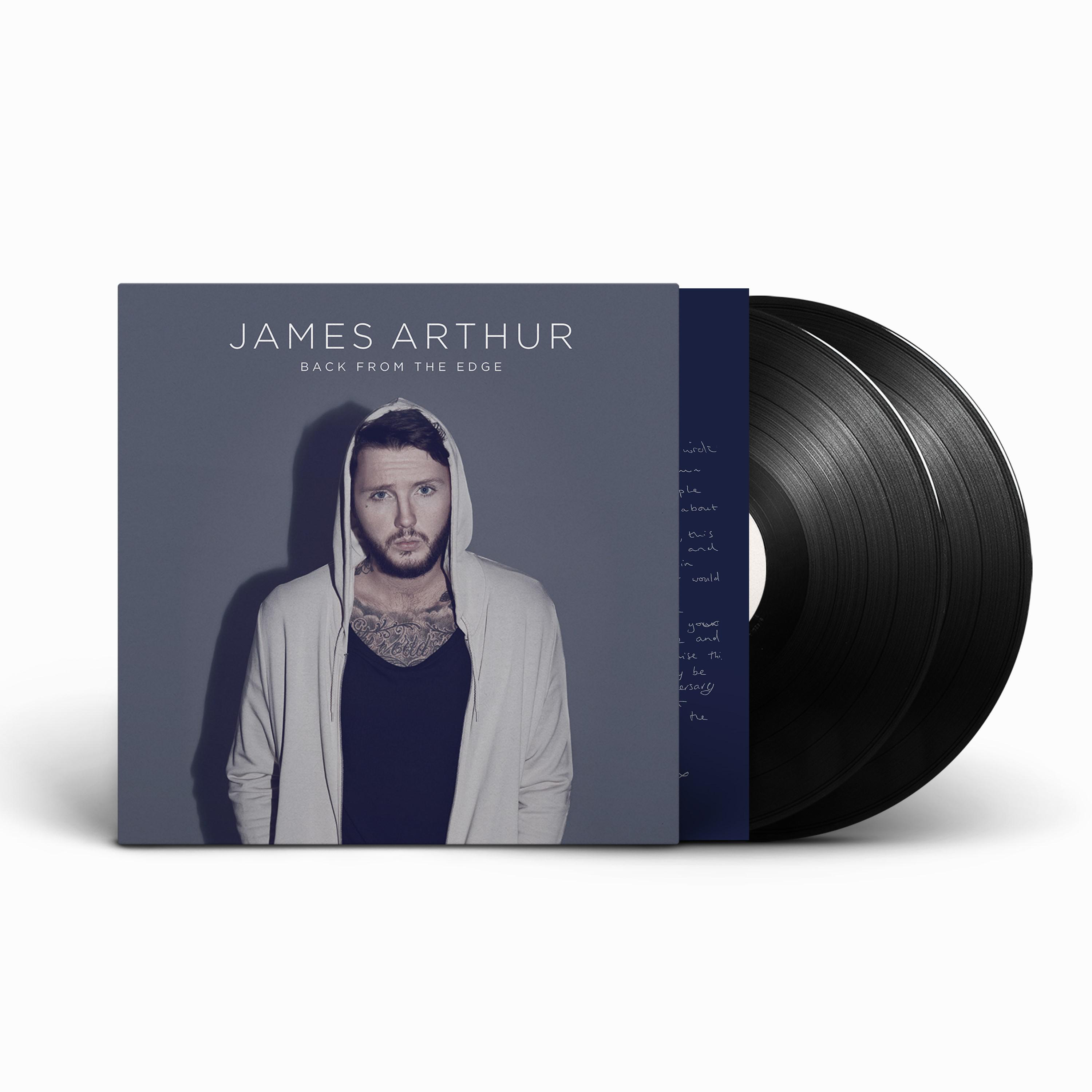 Albumcover mit James Arthur, Vinylplatten rechts. Cover grau, mit Text.