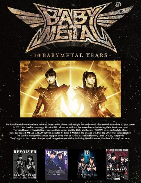 BABYMETAL-Poster mit zwei Frauen in Gold-Outfits, Titel und Magazin-Covern.